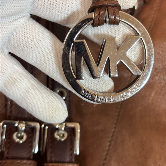 Micheal Kors Milo Shoulder Tote w/Dust Bag - Picture 14 of 17